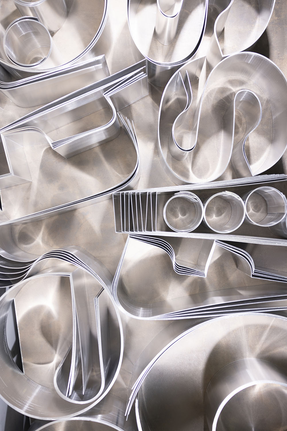 Komposition aus gebogenen und geschichteten Metallformen